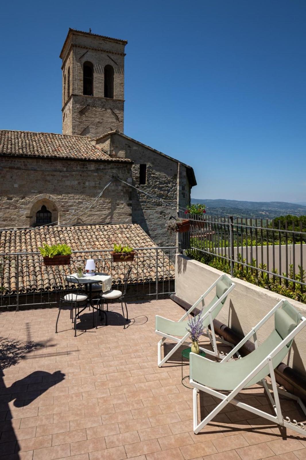 App. Con Terrazza Panoramica In Centro-مونتيفالكو المظهر الخارجي الصورة